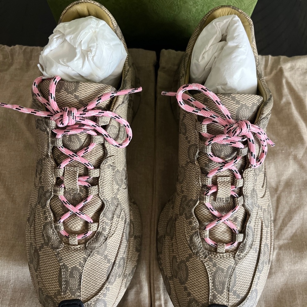 New Gucci Run Sneakers Women size 39. Comes with box, dust bag,lace and receipt.